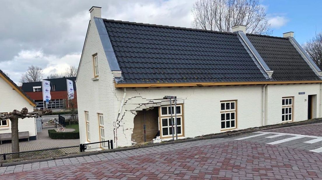 Door de botsing is er een gapend gat in de woning ontstaan.