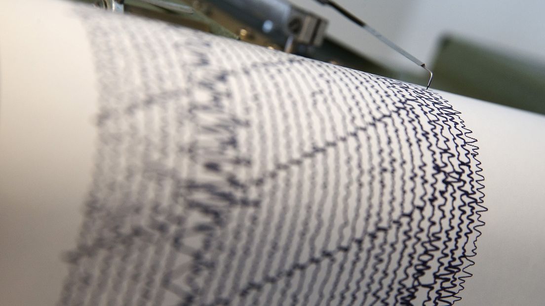 Een seismograaf bij het KNMI registreert de trillingen van de aarde