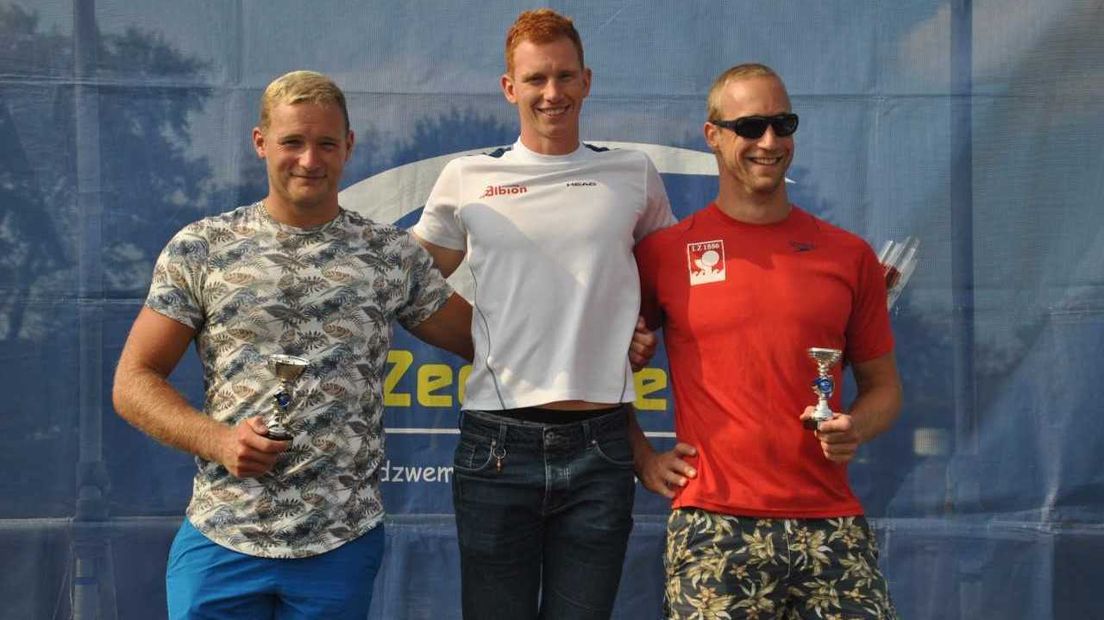 Het podium van de 2000 meter vrije slag met winnaar Timo Dinkelberg (m), Klaas van Beek (l) en Kristiaan Lenos (r)