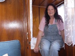 Monique runt een B&B op een oud schip in hartje Rotterdam.
