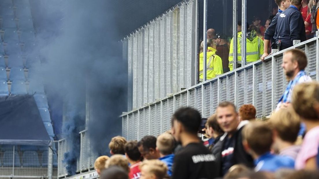 Rookpotten bij het uitvak tijdens de IJsselderby