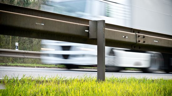 Vangrail raakt beschadigd door ongeluk op snelweg, één rijstrook afgesloten. Vangrail raakt beschadigd door ongeluk op snelweg, één rijstrook afgesloten.