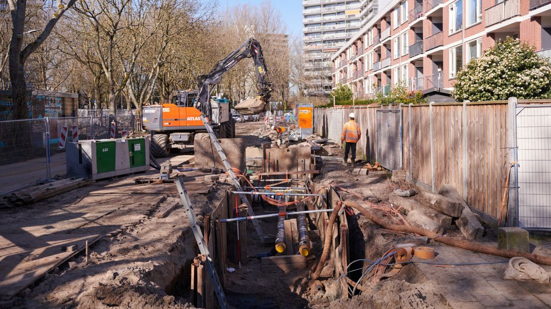 De installateurs van het warmtenet zijn druk bezig in de Sweelinckstraat