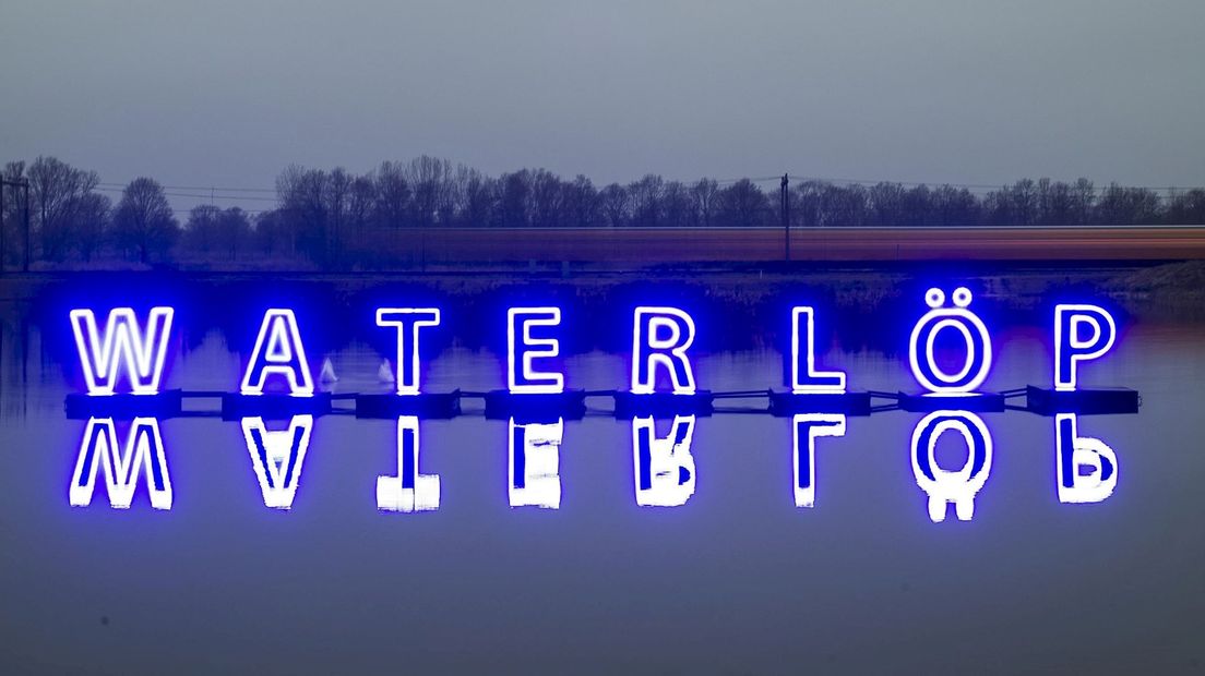 Kunstwerk verlicht met blauwe neonverlichting
