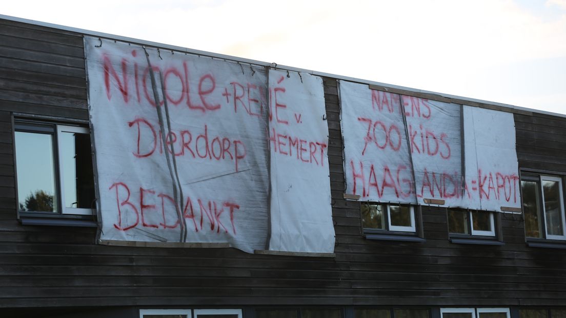 Naar aanleiding van het voorgenomen faillissement van voetbalvereniging Haaglandia hebben ouders van de jeugdleden spandoeken opgehangen op het clubgebouw.