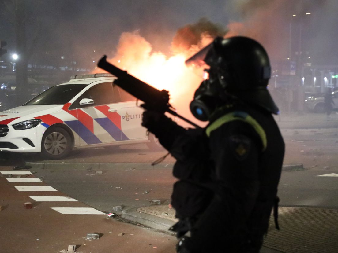 Rellen bij zalencentrum aan de Fruitweg; politie zet traangas in