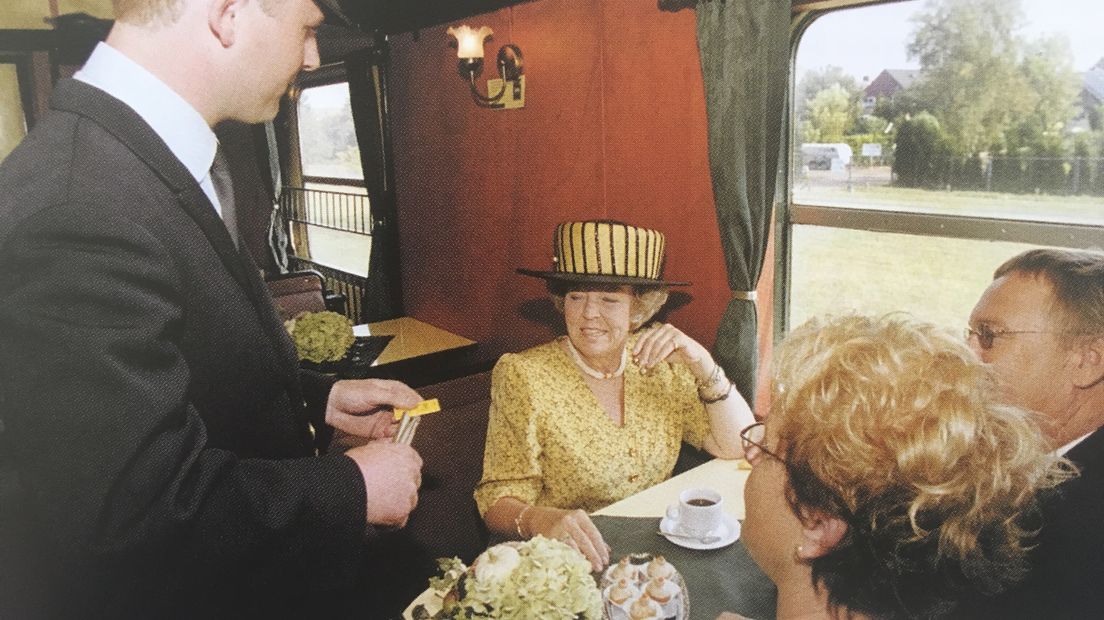 Lars Blaauw knipt het treinkaartje van koningin Beatrix.