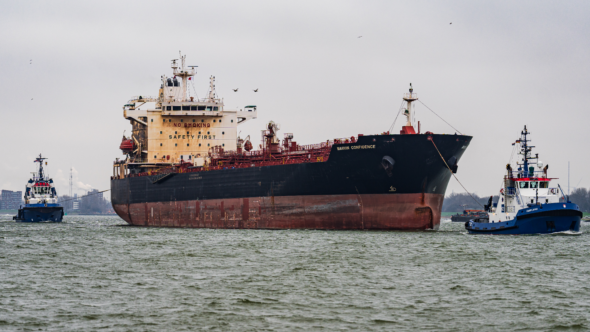 De Marvin Confidence is weg uit de Waalhaven.