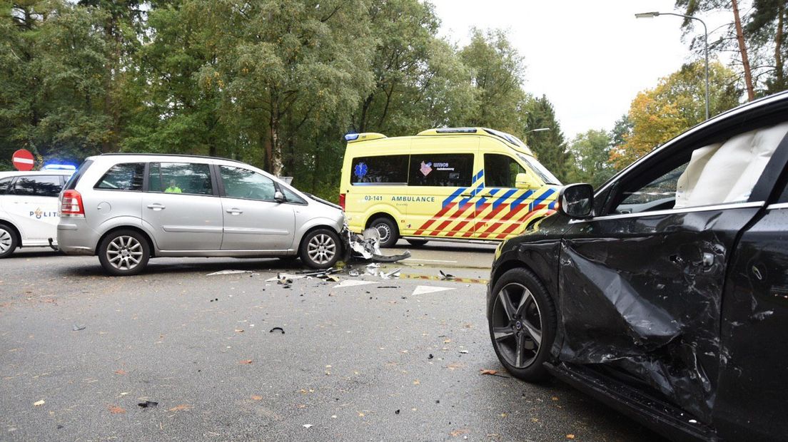 Twee auto's botsen in Emmen (Rechten: De Vries Media)