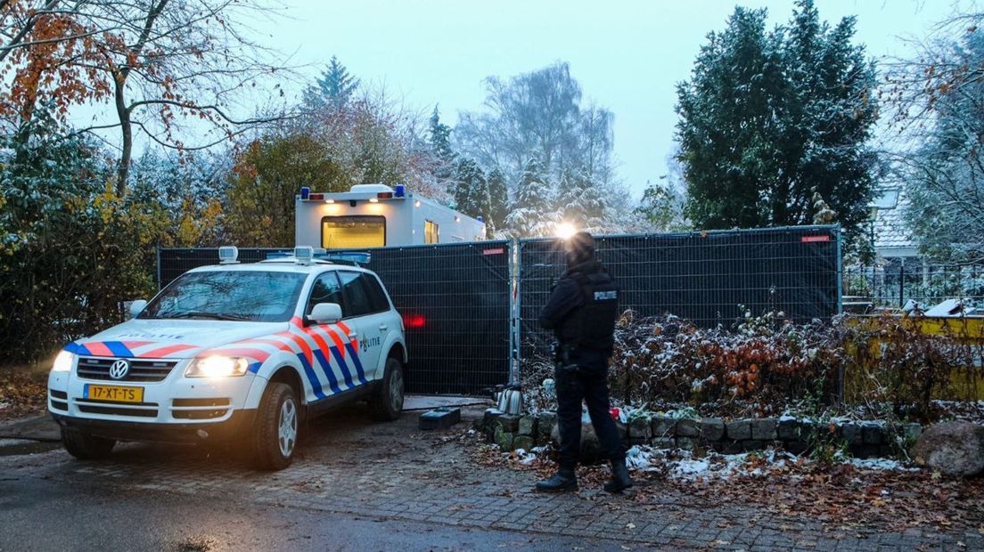 Een speciale Bewakingseenheid (BE) van de politie bewaakt de opgerolde cocaïnewasserij in Overdinkel.