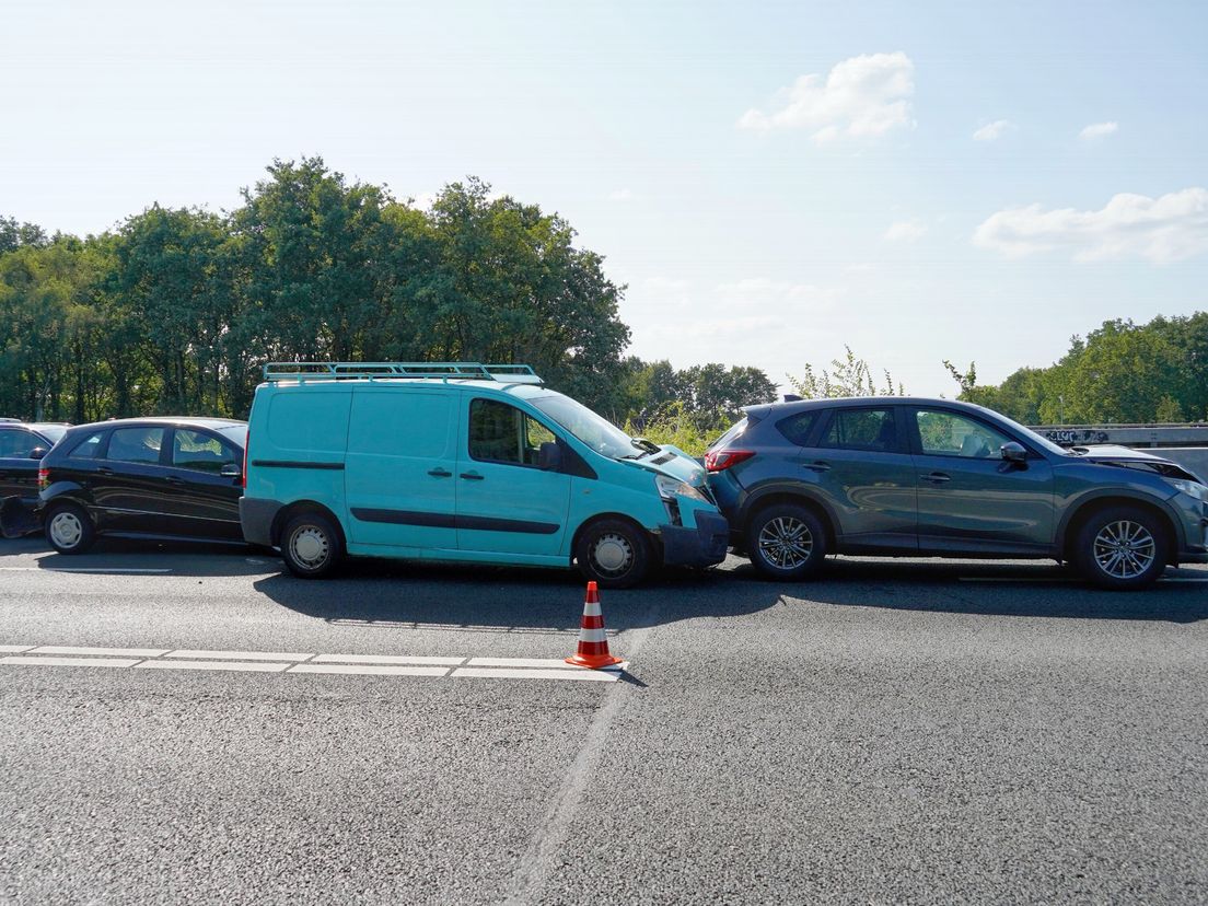 Deel A28 richting Assen afgesloten na kettingbotsing