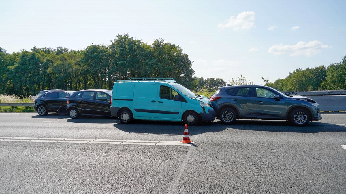 A28 richting Assen weer open na kettingbotsing