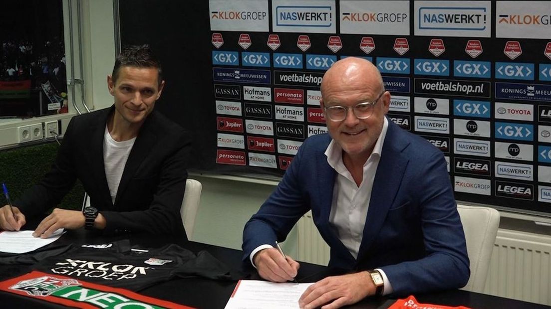 Rogier Meijer bij de ondertekening van zijn contract