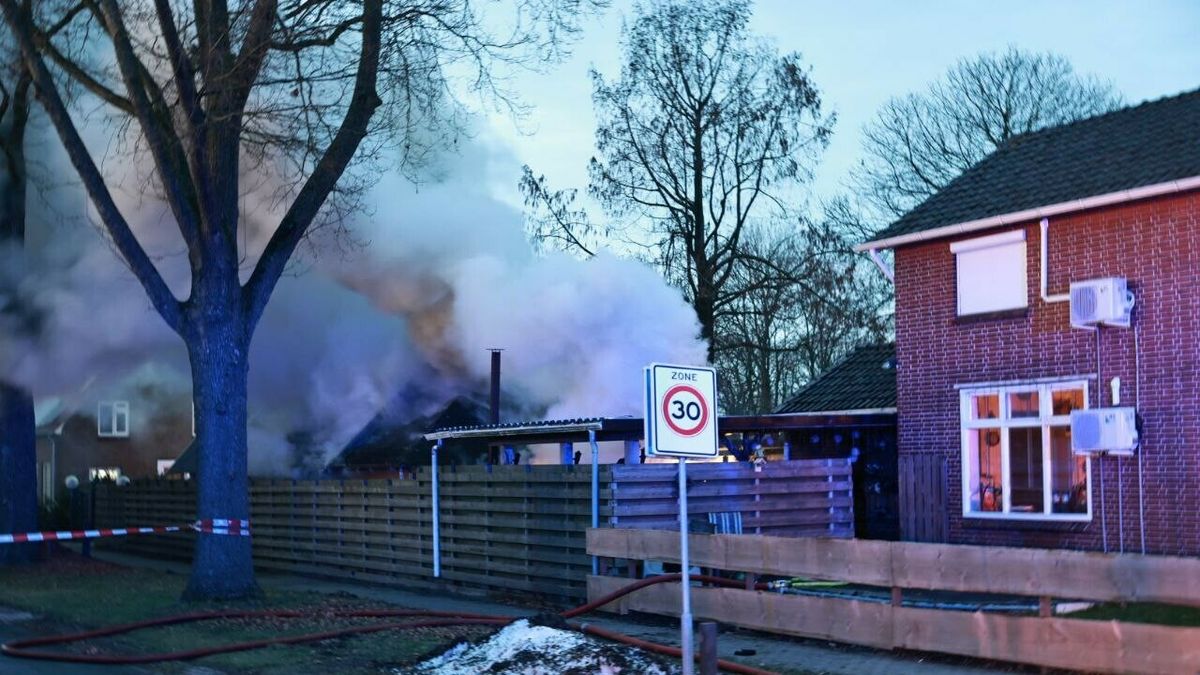 Schuur vat vlam in Nieuw-Buinen