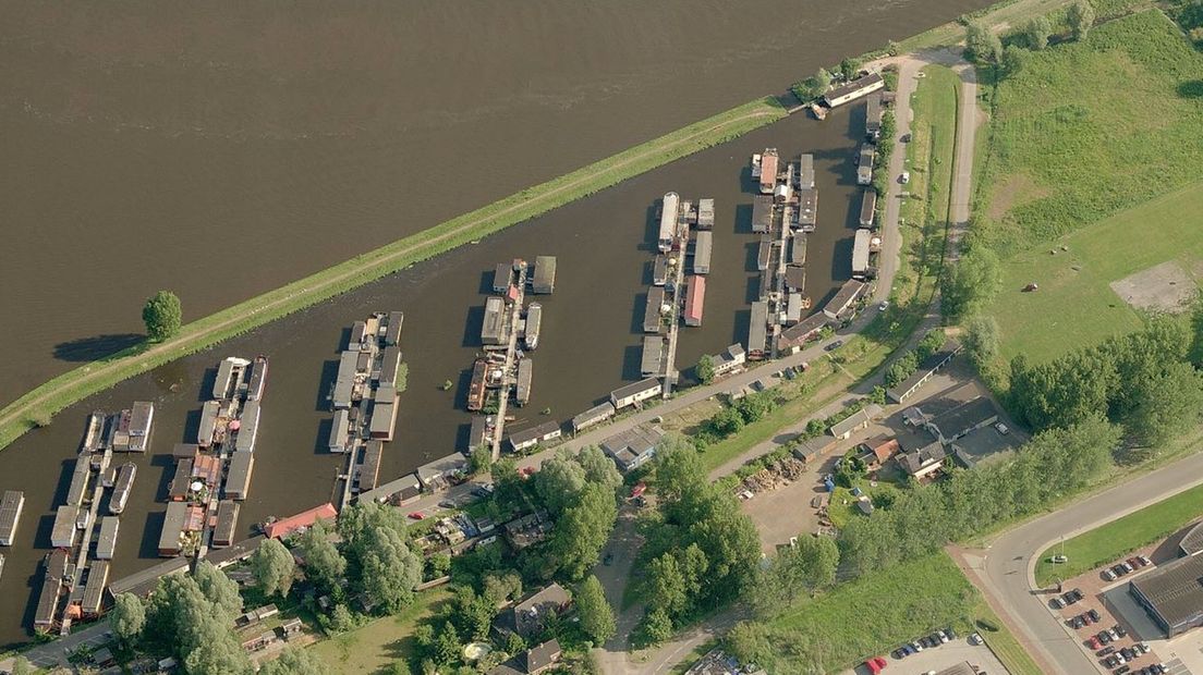 De Woonschepenhaven, op de hoek Eemskanaal en Van Starkenborghkanaal