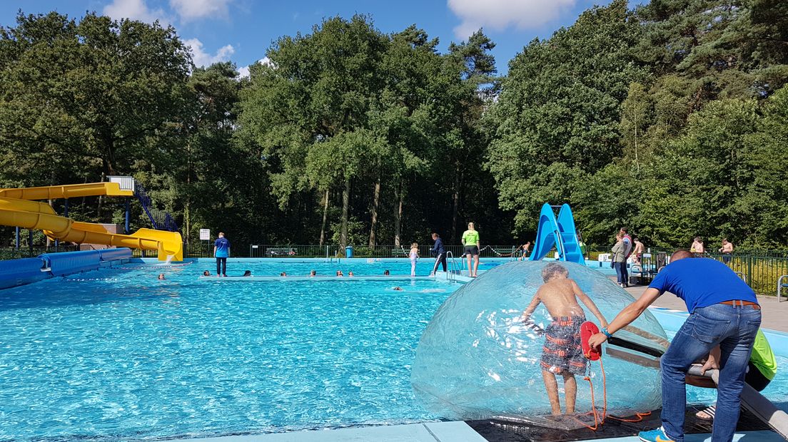 Activiteiten voor kinderen in zwembad Bosbad Noord-Sleen. (Rechten: RTV Drenthe/Jasmijn Wijnbergen)