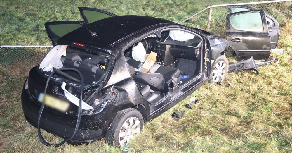 Auto total loss na crash op N-weg, lachgasflessen gevonden - Omroep West