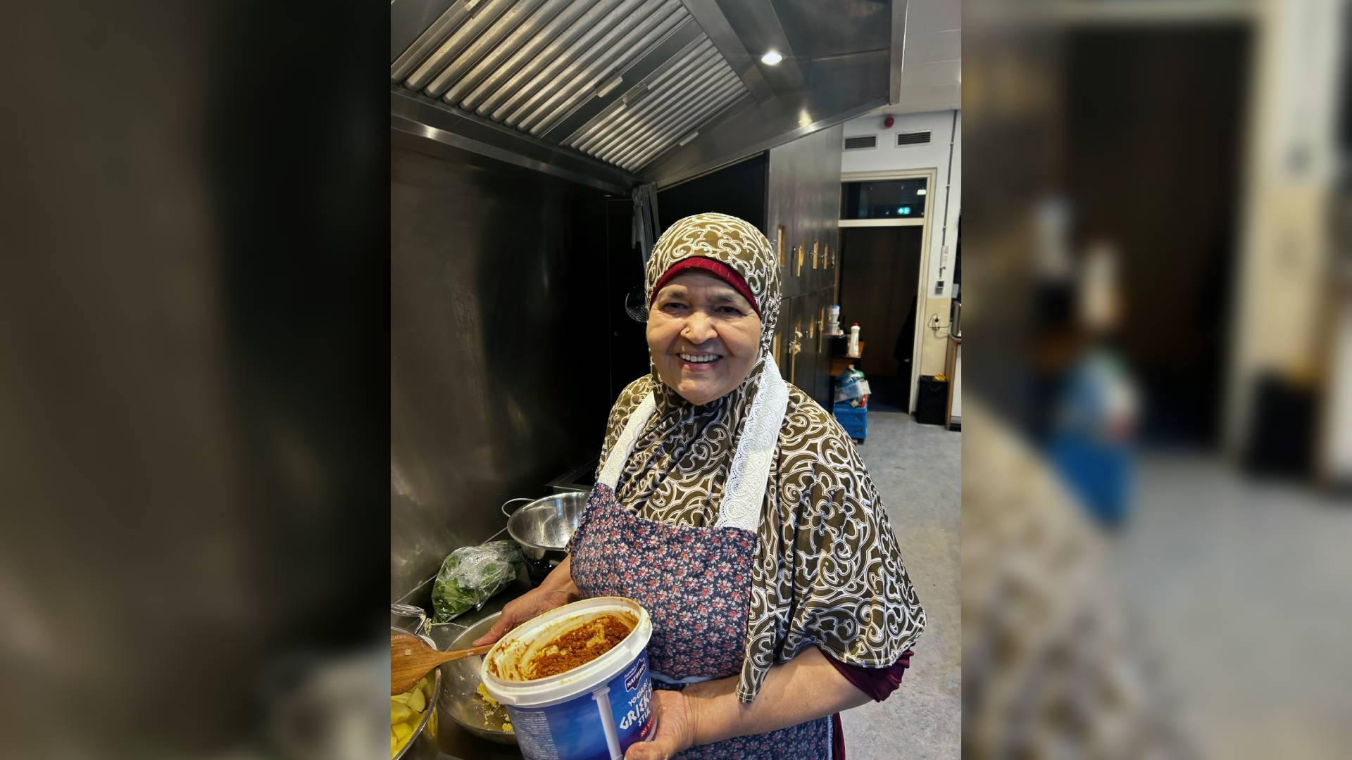 Fatma aan het werk in de keuken