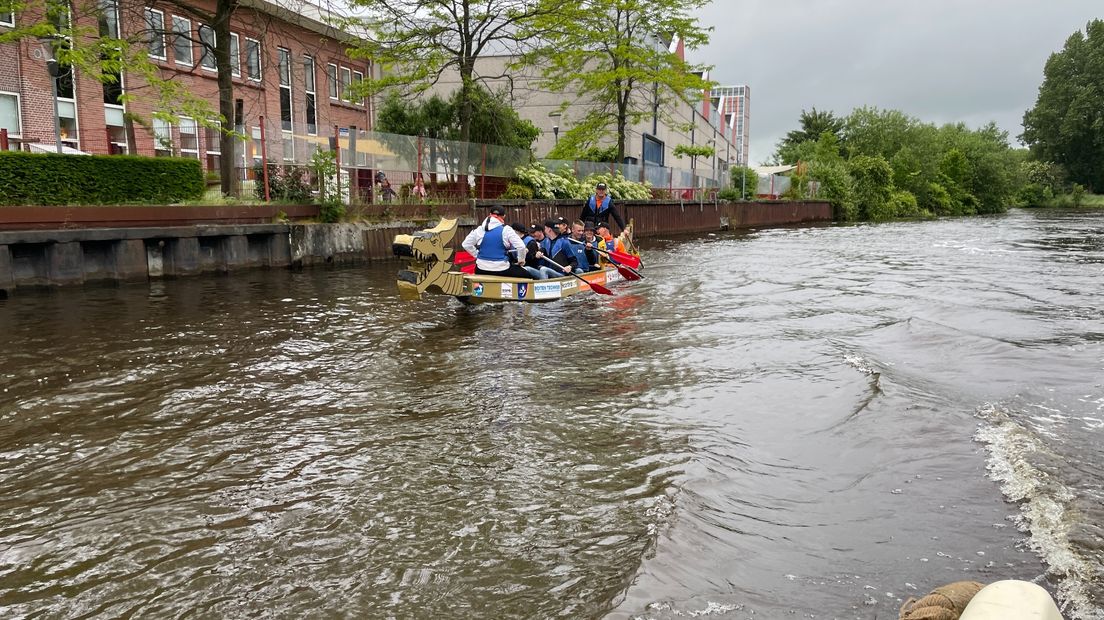 De roeiers onderweg voor deel één van de tocht