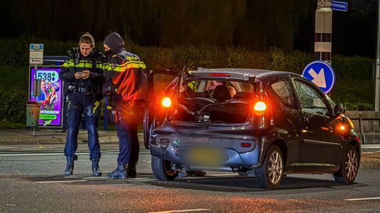 Weg bezaaid met glas na aanrijding • brand verwoest schuur. Weg bezaaid met glas na aanrijding • brand verwoest schuur.