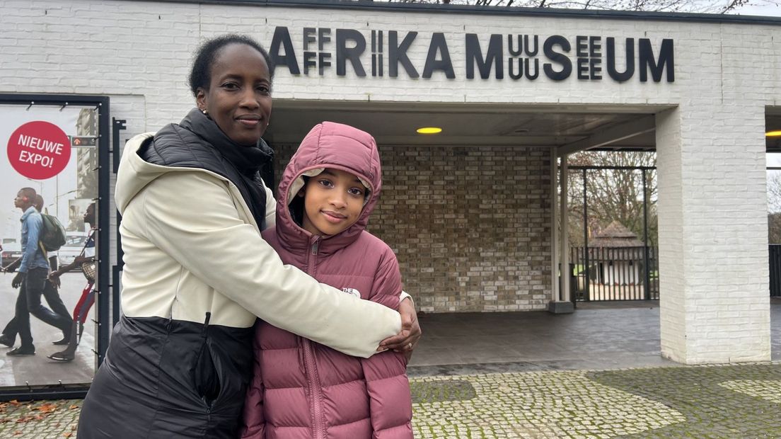 Bezoekster Fatiy Simba en haar dochter nemen afscheid van het Afrika Museum
