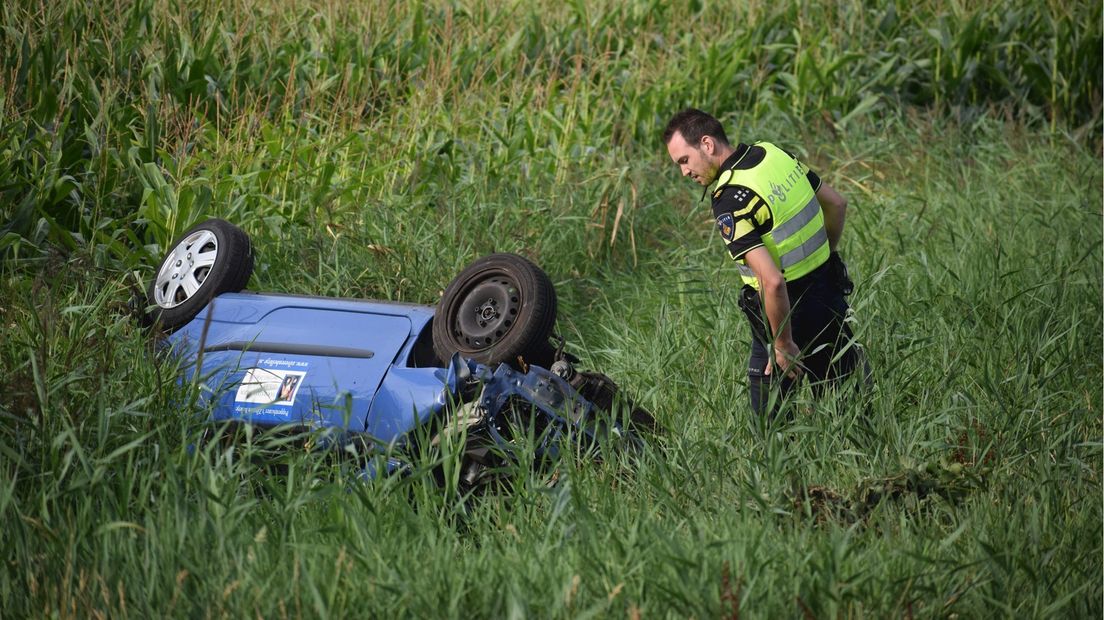 De auto kwam in Oldemarkt tegen een boom aan en kwam vervolgens op de kop terecht in de berm