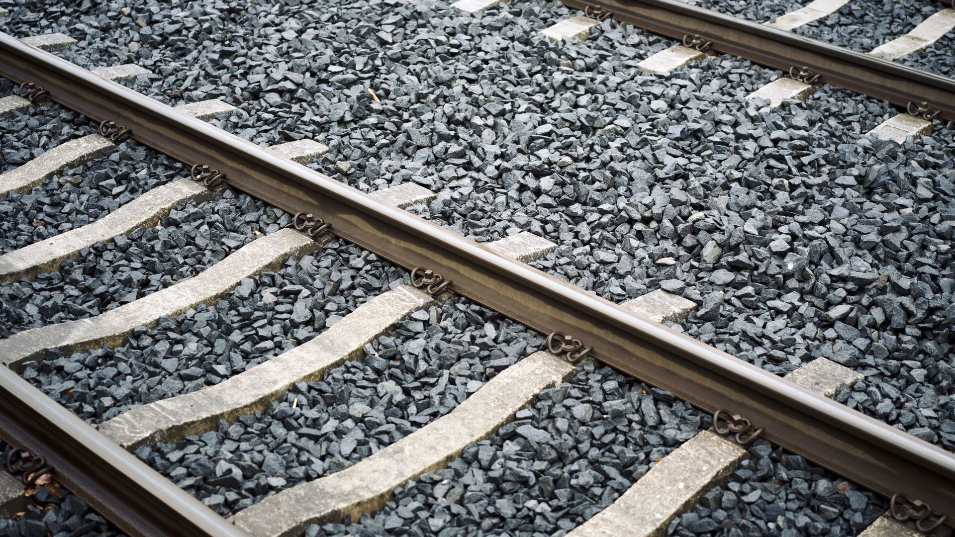 Spoorrails op een station.