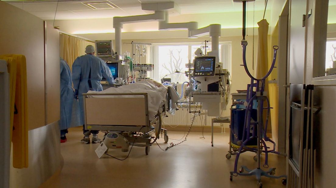 Een coronapatiënt op de intensive care van het Wilhelmina Ziekenhuis Assen (Rechten: RTV Drenthe)