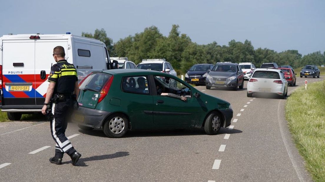 De politie zorgt ervoor dat de feestvierders vertrekken