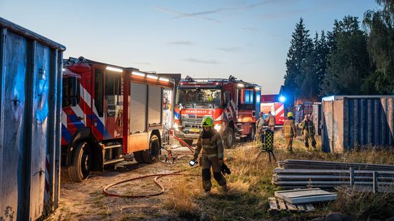 Rook uit het bos: brandweer blust bosbrand