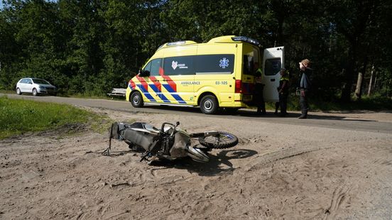 Motorrijder gewond bij botsing met auto bij Norg. Motorrijder gewond bij botsing met auto bij Norg.