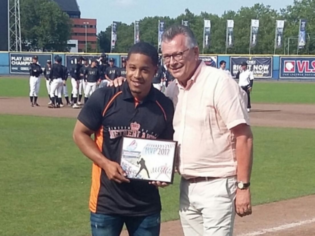 Dwayne Kemp ontving de MVP Award uit handen van Hans den Oudendammer van R'dam Topsport