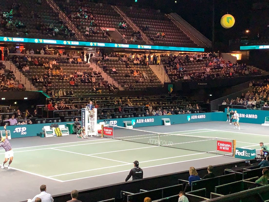 Auger-Aliassime serveert tegen Carreno Busta