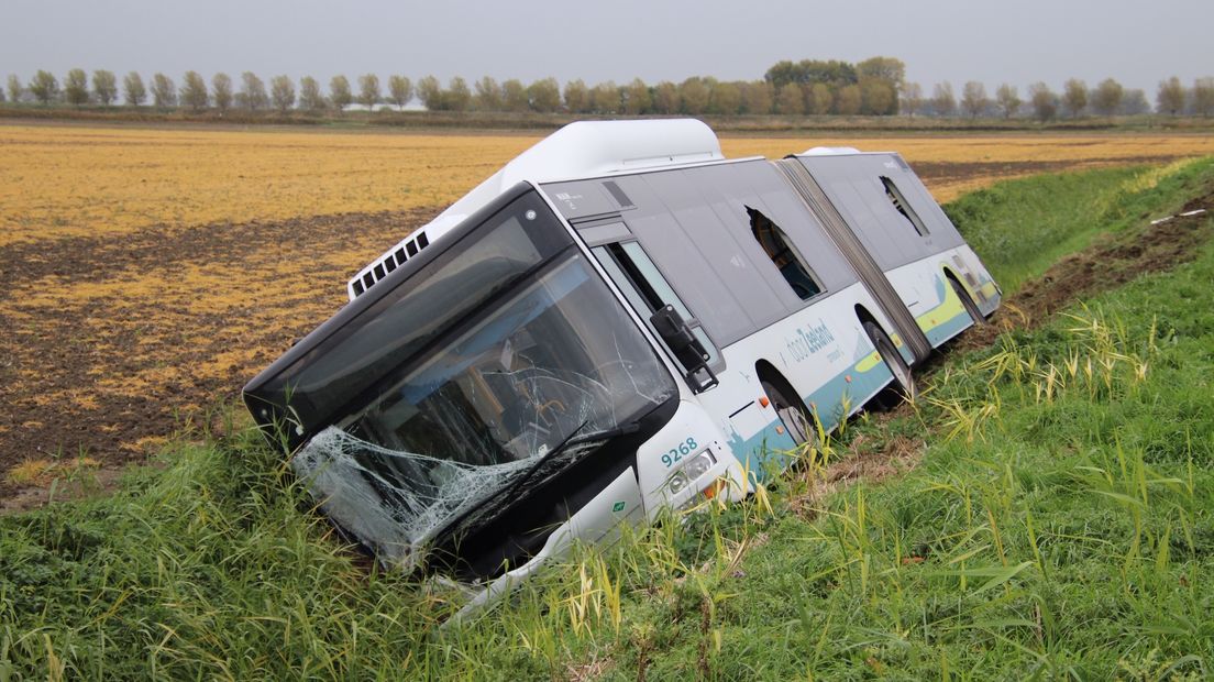 Bus van Connexxion in de sloot