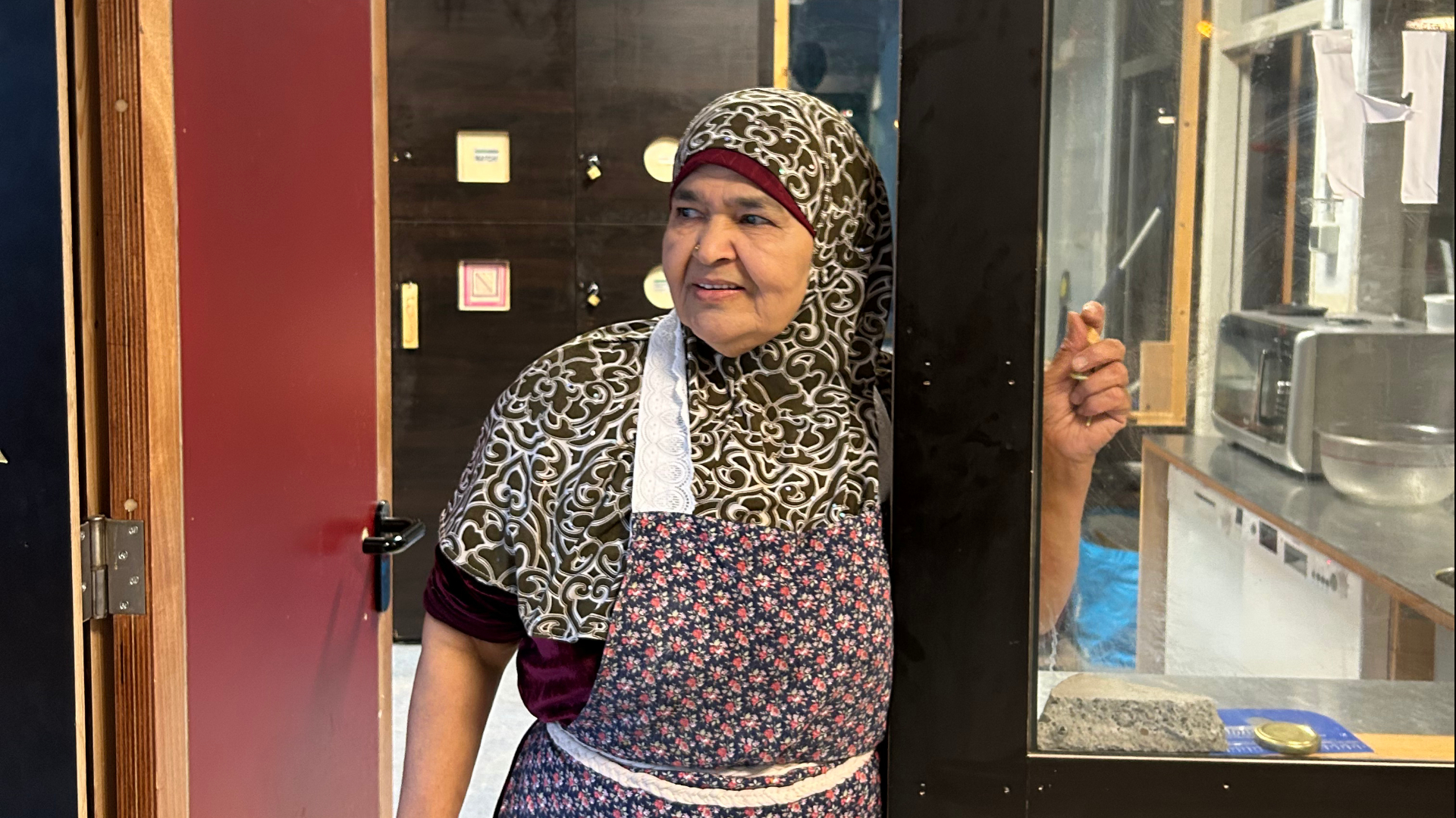 Fatma in de deuropening van haar keuken