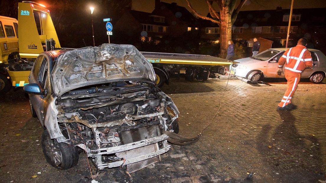 Een van de auto's die zaterdag in vlammen op gingen