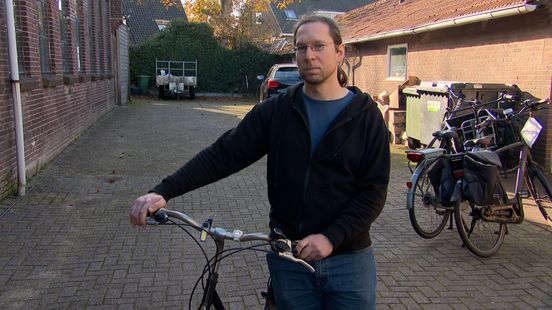 Guido krijgt boete op weg naar gratis fietslampjes
