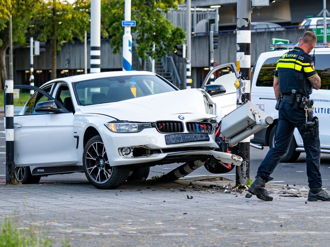 De auto kwam tot stilstand tegen een stoplicht.