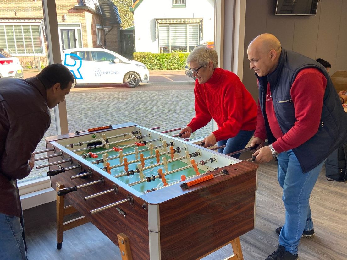 Tafelvoetballen: een luchtig moment in een zwaar bestaan