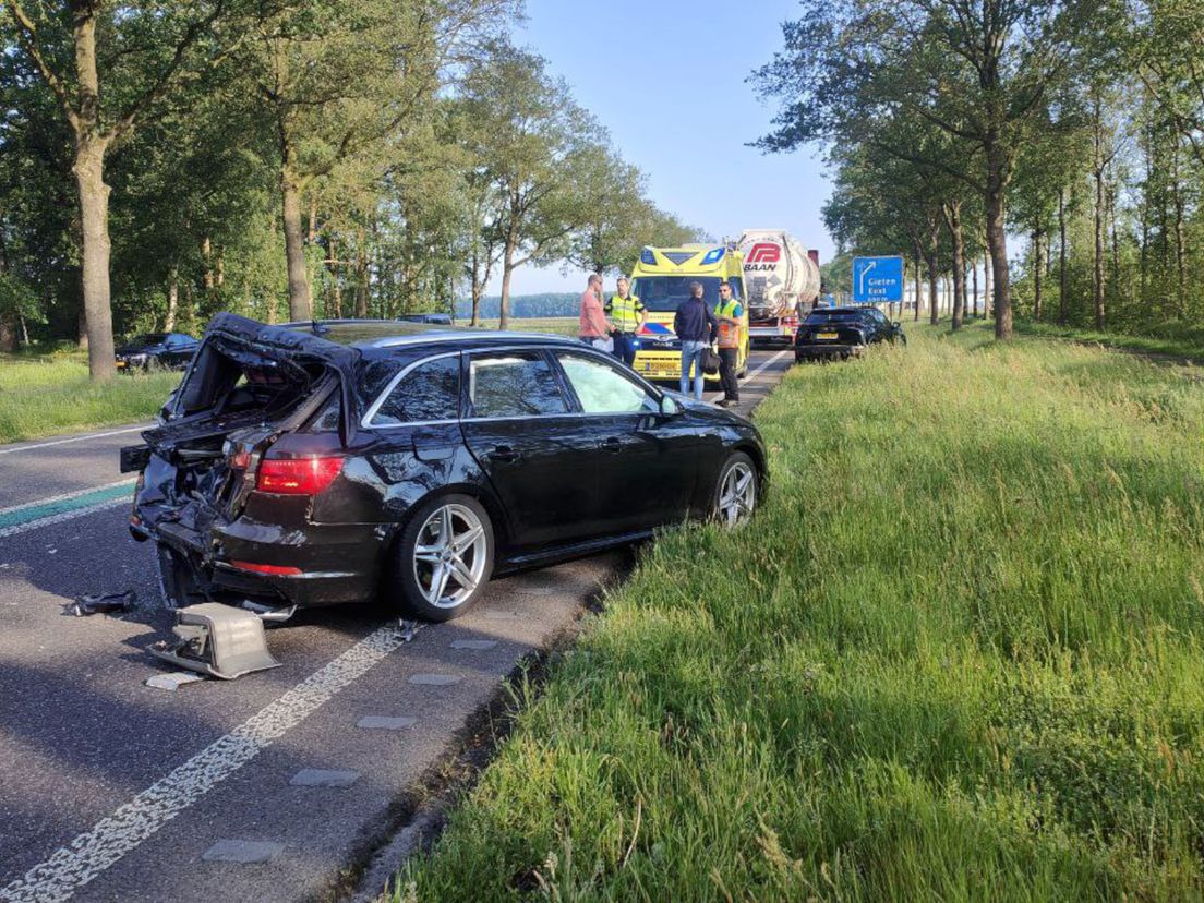 Twee ongelukken op N34 bij Gieten, twee gewonden naar ziekenhuis