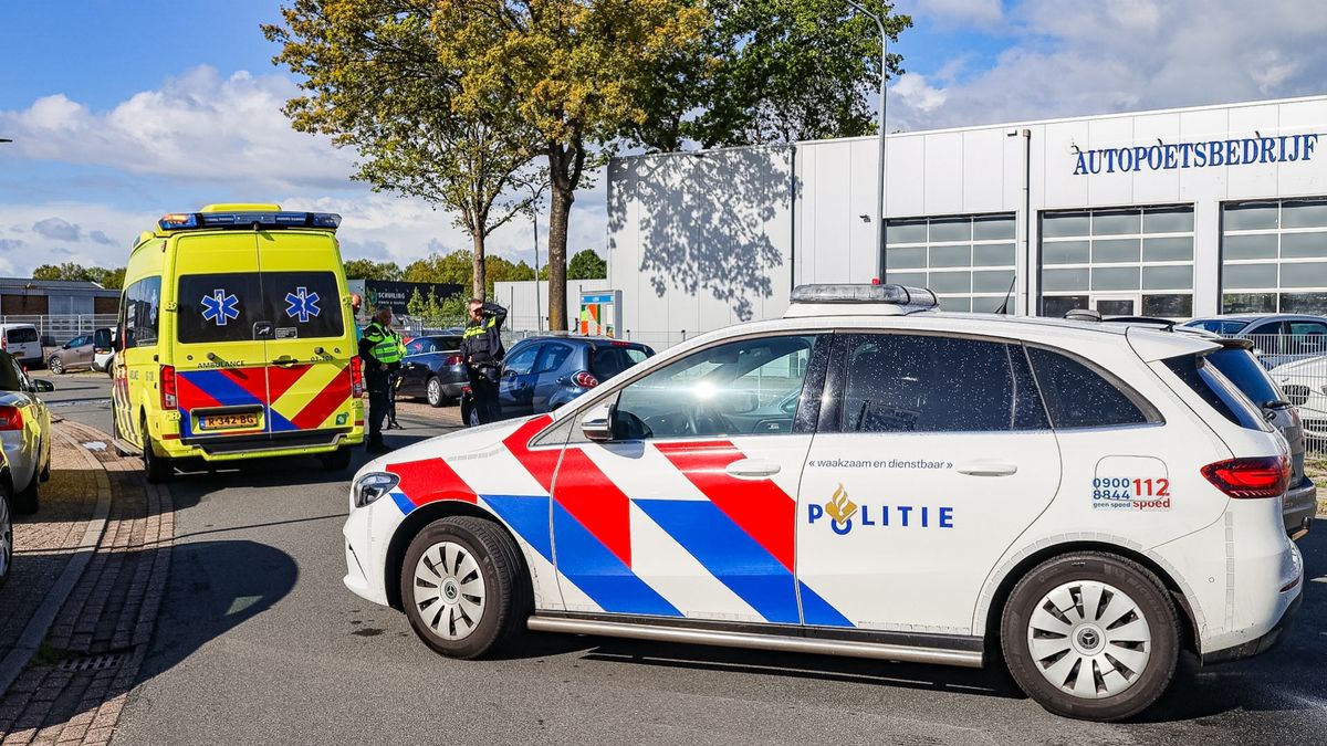 112-nieuws: Drie auto's botsen in Leek