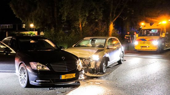 Gewonde door ongeluk met twee autos in Emmen. Gewonde door ongeluk met twee autos in Emmen.