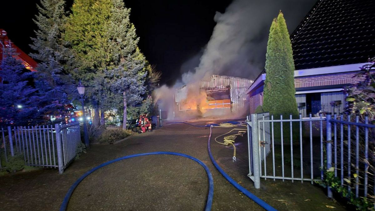Brand in loods Nieuw-Buinen onder controle, uitbreiding voorkomen