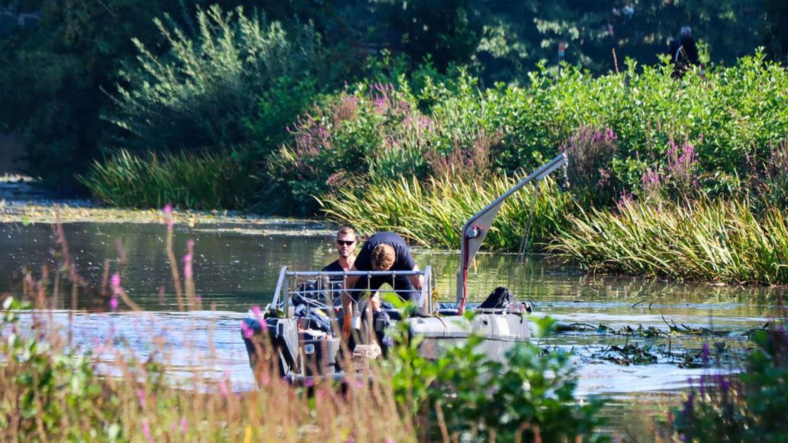 Zoekactie op naar wapen in vijver Enschede