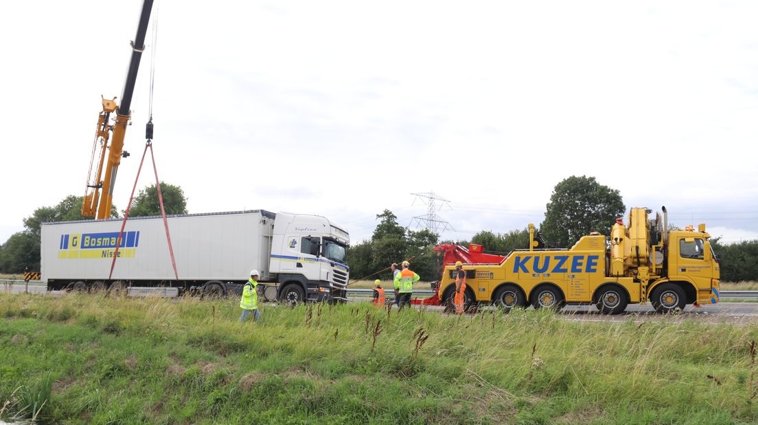 Afrit Rilland afgesloten door kapotte vrachtwagen