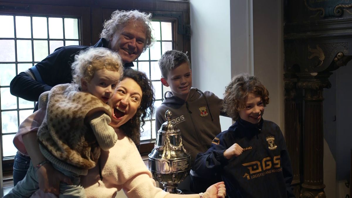 Clubliefde roest niet in Deventer! Op Valentijnsdag op de foto met de KNVB Beker