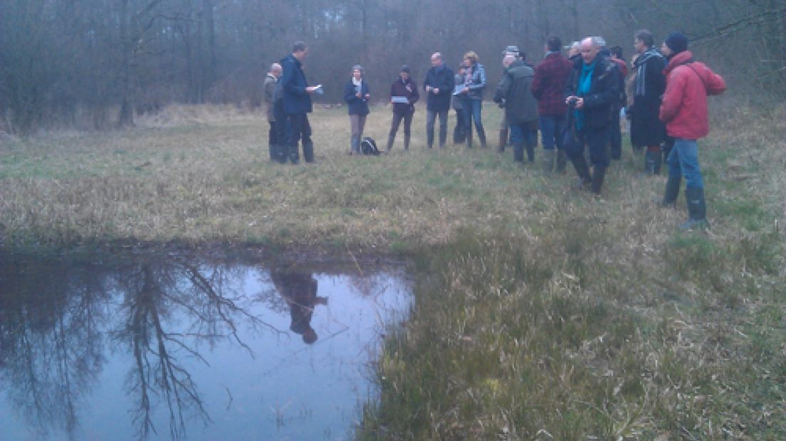 Wethouder Peter Drenth en gedeputeerde Jan Jacob van Dijk trokken woensdag met de laarzen aan natuurgebied De Zumpe in Doetinchem in.