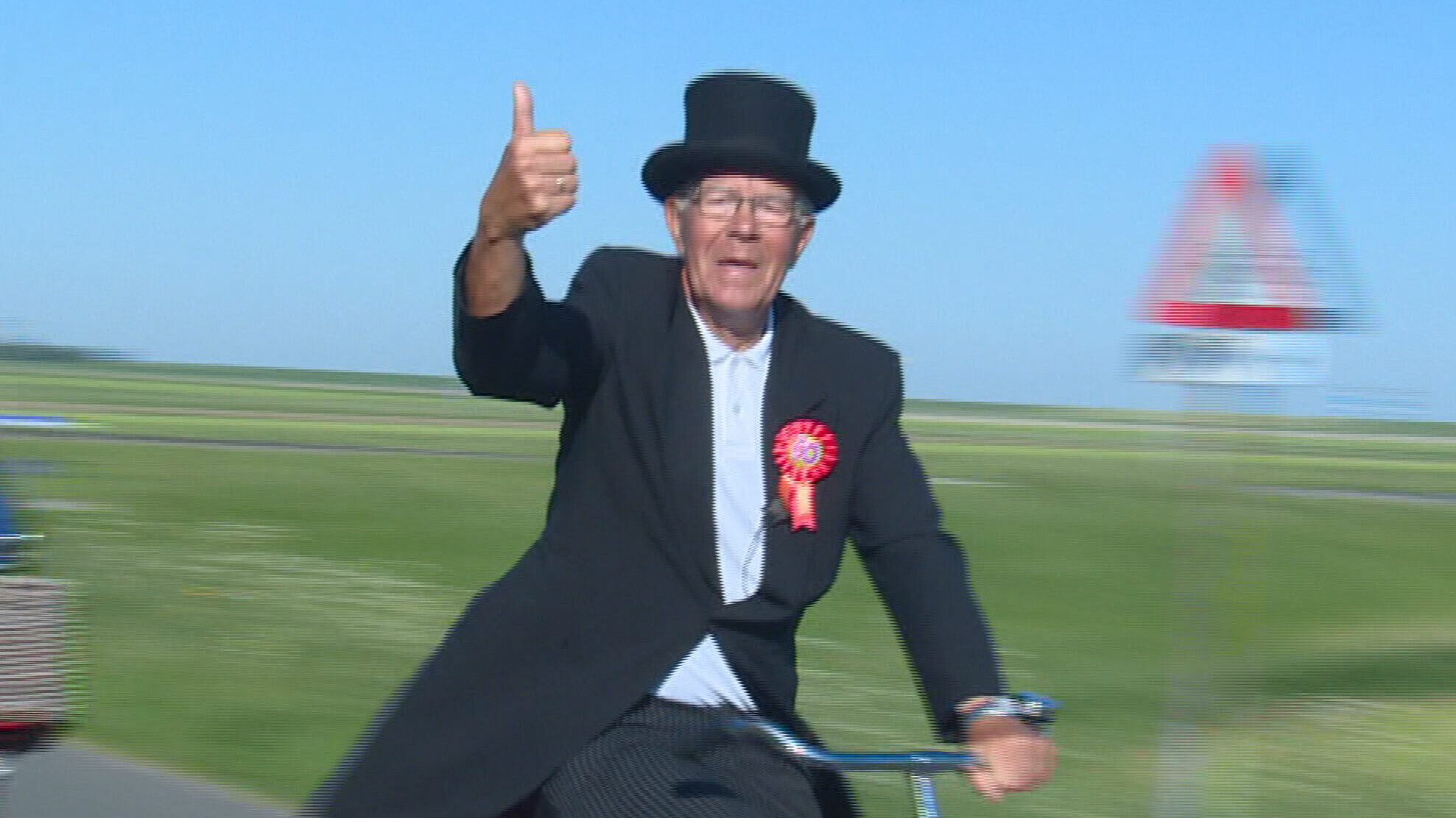 Wiebe Tolsma (82) in stijl op recordjacht in Fietselfstedentocht: "Blij dat ik het nog kan"