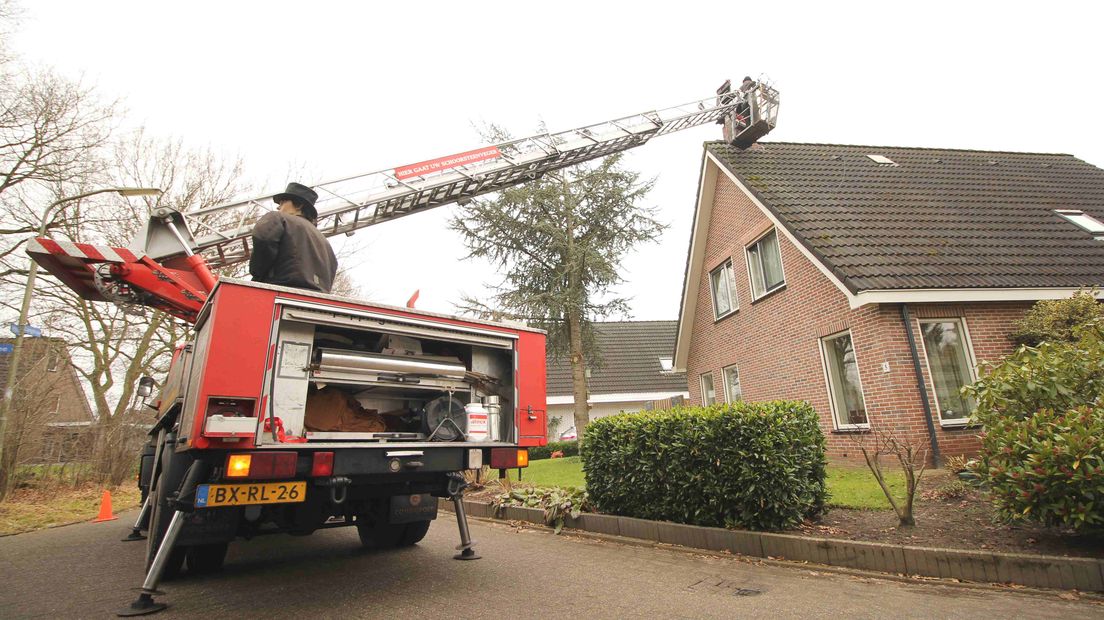 Ronald Popping aan het werk op het dak (Rechten: Robbert Oosting / RTV Drenthe)