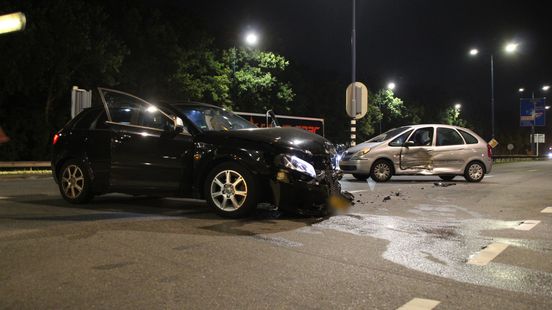 Flinke schade na aanrijding op kruising. Flinke schade na aanrijding op kruising.